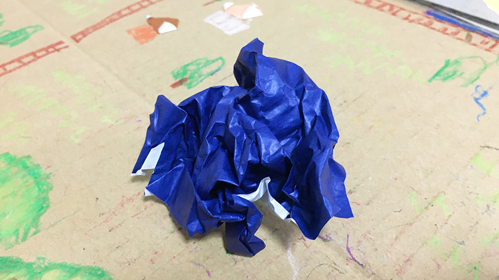 1 2歳の子どもと折り紙遊び 速攻くしゃくしゃにしちゃう時の対処法 子どもと楽しむ工作ブログ こたまご工作室
